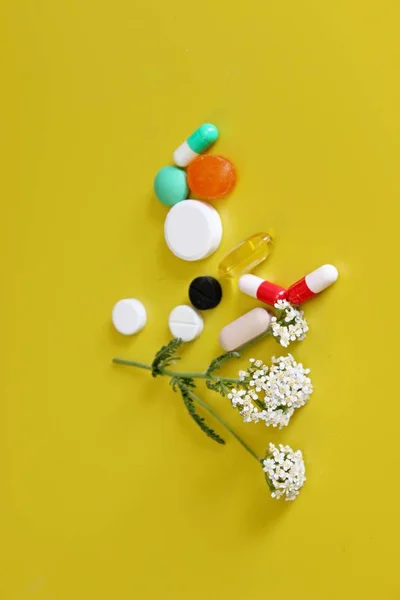 Comprimidos farmacêuticos e vitaminas — Fotografia de Stock