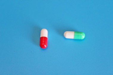 Mavi arka planda farmakoloji hapları