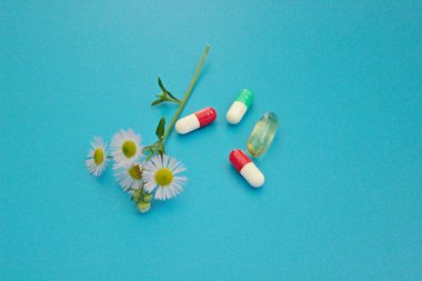 Mavi arka planda farmakoloji hapları