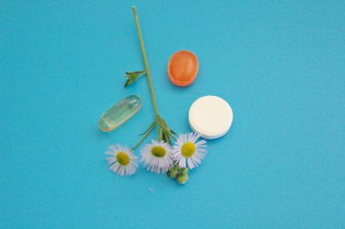 Mavi arka planda farmakoloji hapları