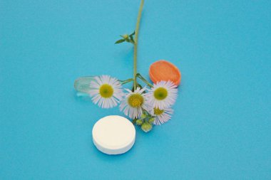 Mavi arka planda farmakoloji hapları