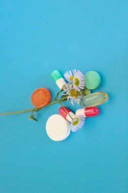 Mavi arka planda farmakoloji hapları