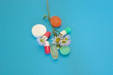 Mavi arka planda farmakoloji hapları