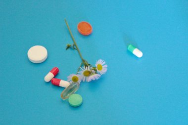 Mavi arka planda farmakoloji hapları