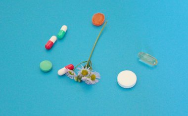 Mavi arka planda farmakoloji hapları