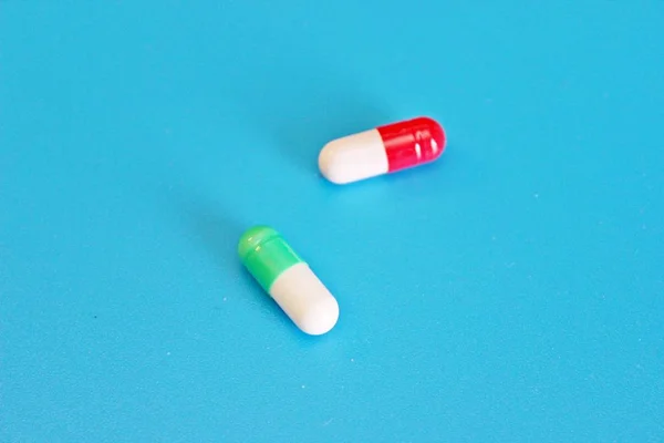 Фармакологічні таблетки на синьому фоні — стокове фото