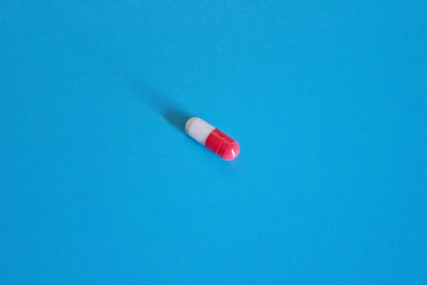 Pílulas de farmacologia em fundo azul — Fotografia de Stock