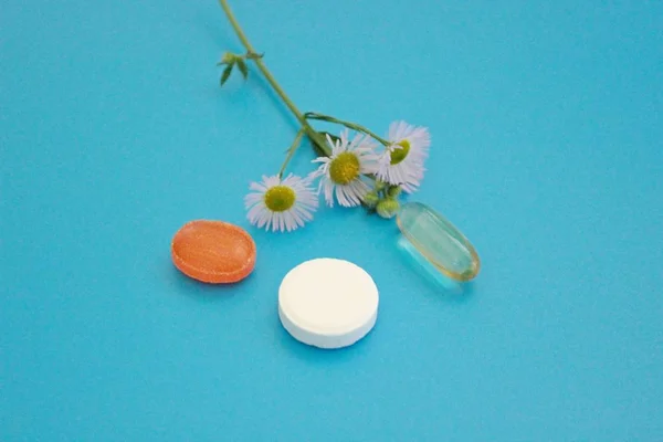 Pharmacologie pilules sur fond bleu — Photo