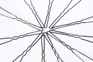 Beyaz arka planda kadın saç tokaları