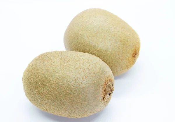 Kiwi è un delizioso frutto situato su uno sfondo bianco — Foto Stock