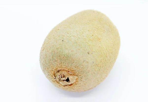 Το ακτινίδιο είναι ένα νόστιμο φρούτο που βρίσκεται σε λευκό φόντο — Φωτογραφία Αρχείου