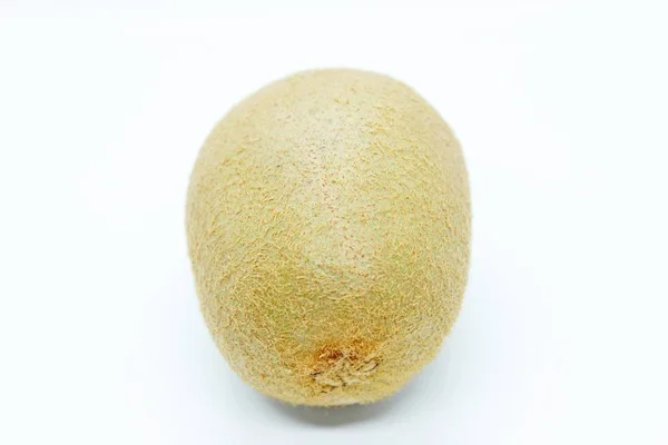 Kiwi est un délicieux fruit situé sur un fond blanc — Photo