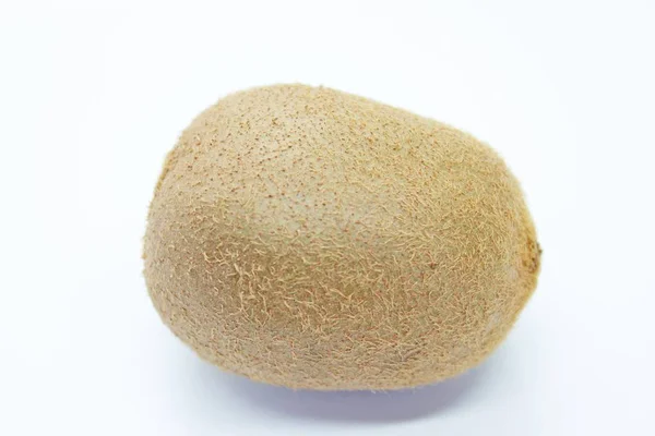 Kiwi est un délicieux fruit situé sur un fond blanc — Photo