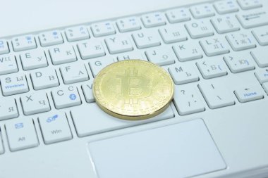 Klavyede fiziksel altın Bitcoin