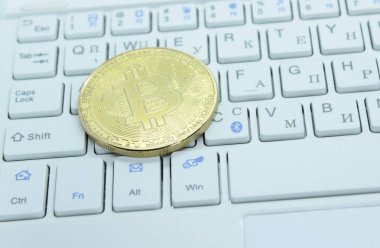 Klavyede fiziksel altın Bitcoin