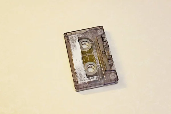 La cassette audio est située sur un fond blanc — Photo