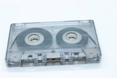 Ses kaseti beyaz bir arka planda bulunur