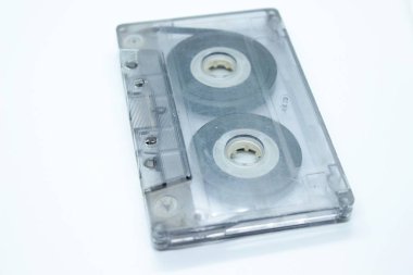 Ses kaseti beyaz bir arka planda bulunur