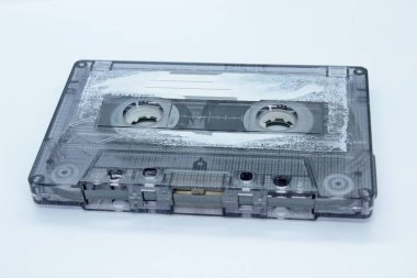 Beyaz arka planda bulunan eski ses kaseti