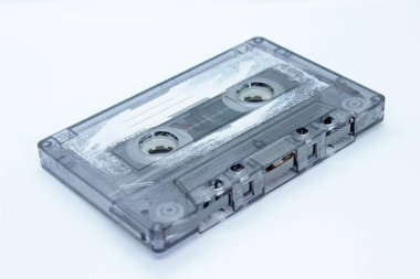 Beyaz arka planda bulunan eski ses kaseti