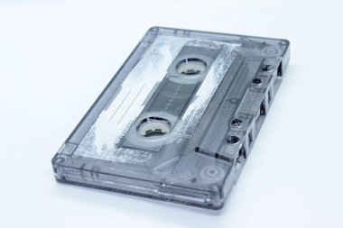 Beyaz arka planda bulunan eski ses kaseti