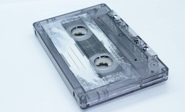 Beyaz arka planda bulunan eski ses kaseti