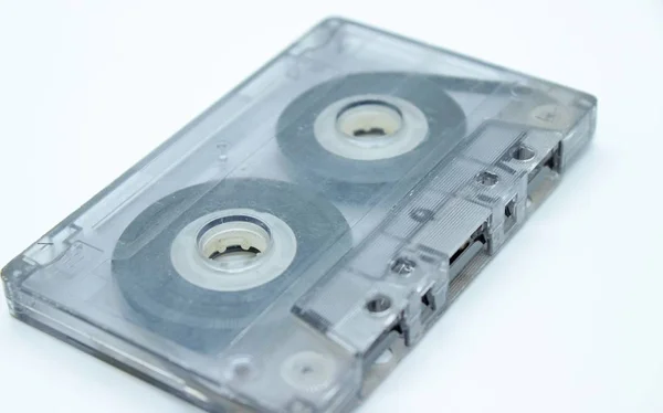 Beyaz arka planda bulunan eski ses kaseti