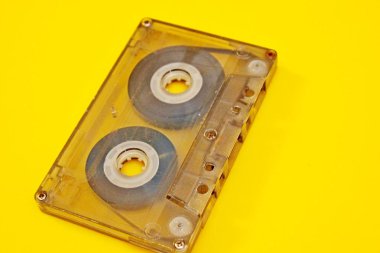 Sarı arka plan üzerinde bulunan eski saydam ses kaseti