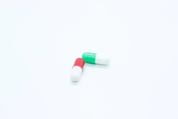 Vícebarevné kapsle s pilulkou jsou umístěny na bílém pozadí — Stock fotografie