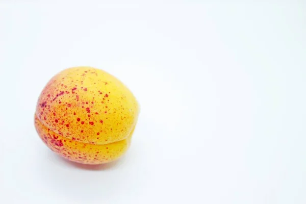 美味的多汁杏位于白色背景上 — 图库照片