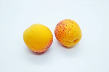 Lezzetli sulu kayısı beyaz bir arka plan üzerinde yer almaktadır