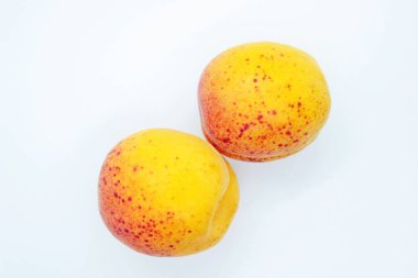 Lezzetli sulu kayısı beyaz bir arka plan üzerinde yer almaktadır