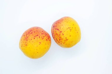 Lezzetli sulu kayısı beyaz bir arka plan üzerinde yer almaktadır