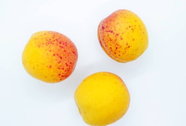 Lezzetli sulu kayısı beyaz bir arka plan üzerinde yer almaktadır