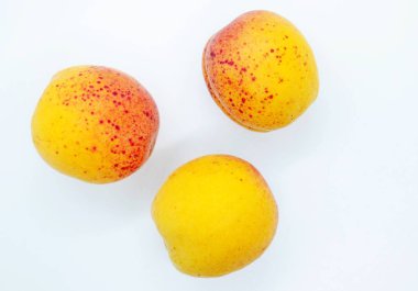 Lezzetli sulu kayısı beyaz bir arka plan üzerinde yer almaktadır