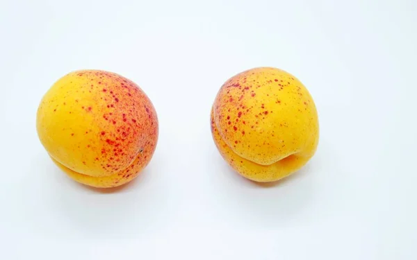 Смачні соковиті абрикоси розташовані на білому тлі — стокове фото