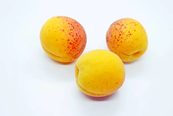 Köstliche saftige Aprikosen befinden sich auf weißem Hintergrund — Stockfoto