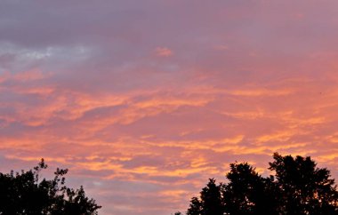 Güzel bulutlar pembe günbatımı yaz akşamı güzellik