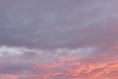 Güzel bulutlar pembe günbatımı yaz akşamı güzellik