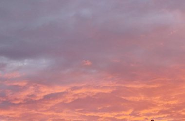 Güzel bulutlar pembe günbatımı yaz akşamı güzellik