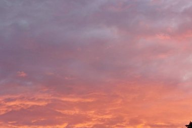 Güzel bulutlar pembe günbatımı yaz akşamı güzellik