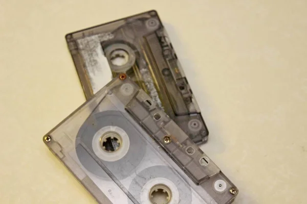 Duas cassetes de áudio localizadas em um fundo branco — Fotografia de Stock