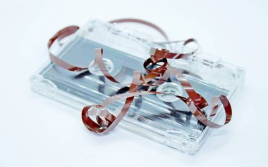 Beyaz arka planda bulunan eski ses kaseti