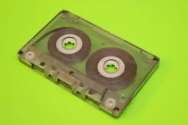 Παλιές κασέτες ήχου που βρίσκονται σε πράσινο φόντο — Φωτογραφία Αρχείου