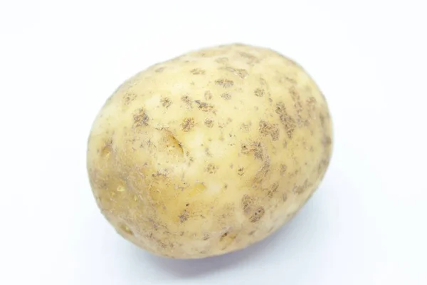 白い背景に位置する熟したポテト塊茎 — ストック写真