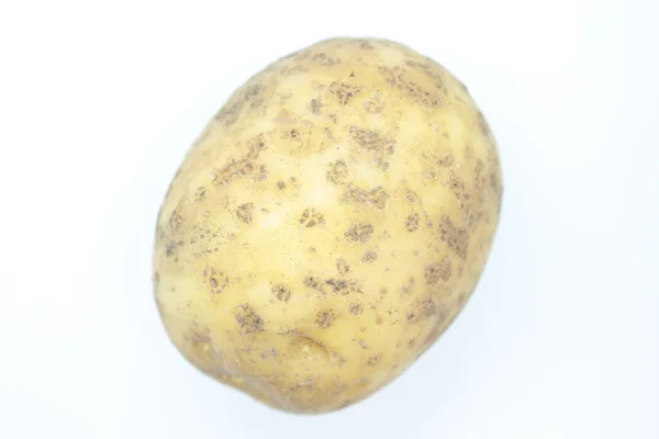 成熟马铃薯块位于白色背景 — 图库照片