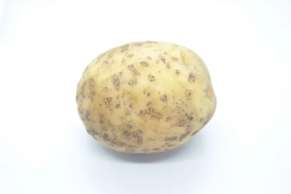 Batata madura Tuber localizado em um fundo branco — Fotografia de Stock