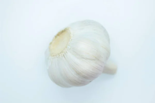 Το κεφάλι του σκόρδου βρίσκεται σε λευκό φόντο — Φωτογραφία Αρχείου