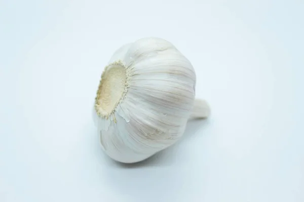 La cabeza del ajo se encuentra sobre un fondo blanco — Foto de Stock