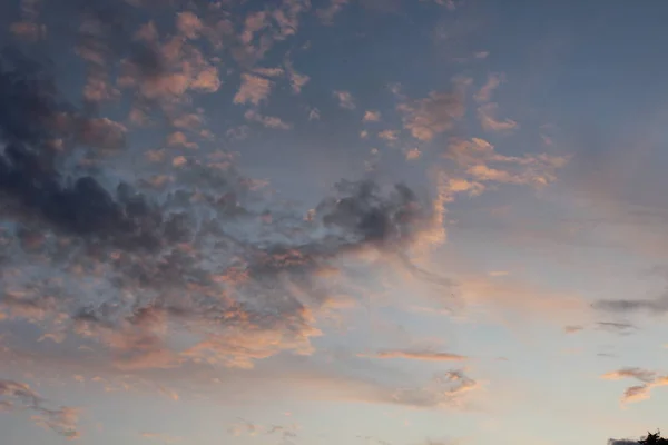 Yaz şehir bulutlar romantik güzel pembe gün batımı — Stok fotoğraf